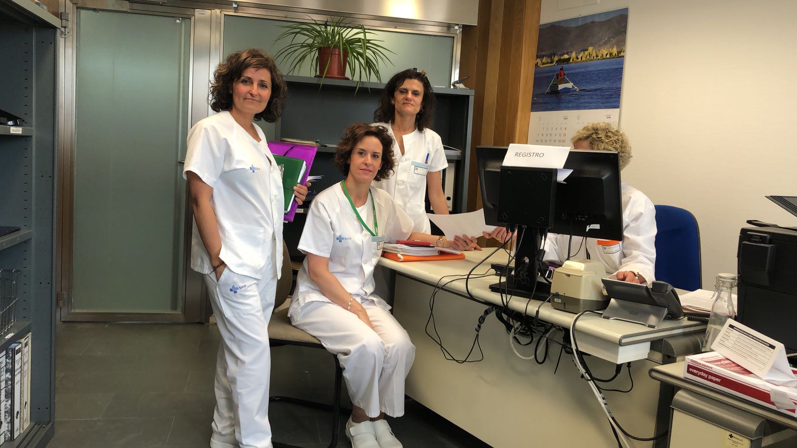 Miriam Rubio, secretaria provincial de SATSE Segovia (sentada), junto a delegadas del Sindicato en la provincia